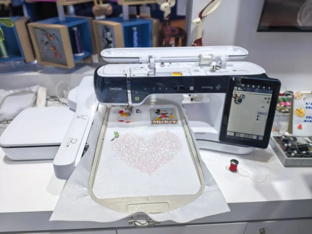 縫繡新品進(jìn)博首秀，開啟智能繡花時(shí)代